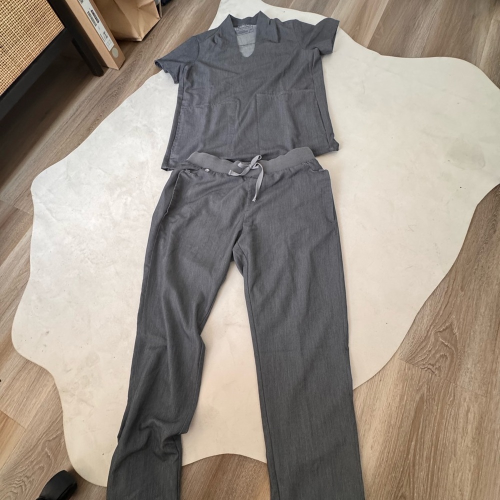 Figs Technical Collection Gray Top - Picture 5 of 10